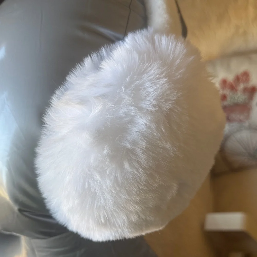 White plush women’s earmuffs NWT